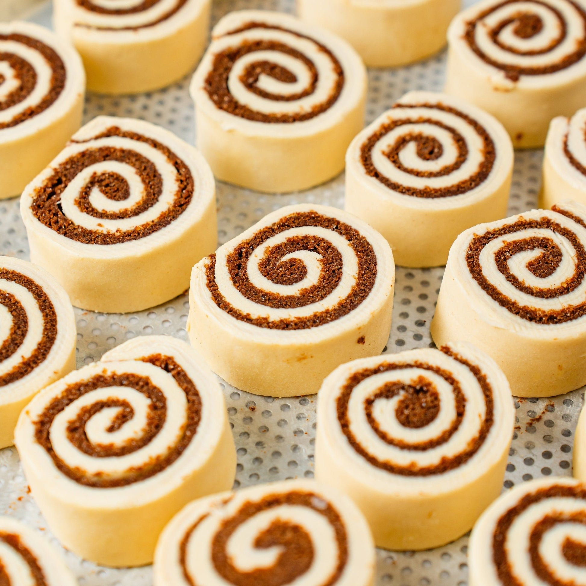 Bake-it-Yourself Frozen Cinnamon Roll (12 pcs) - Fluffyummy Gastrogroup